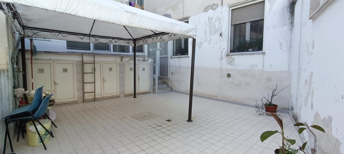 Appartamento di  4 vani /128 mq  a Modugno (zona VIA PARADISO)