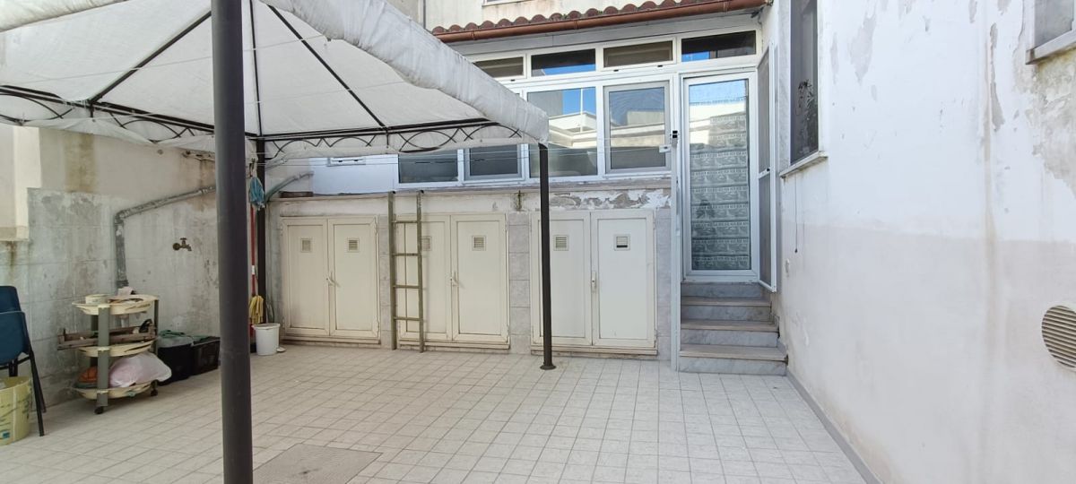 Appartamento di  4 vani /128 mq  a Modugno (zona VIA PARADISO)