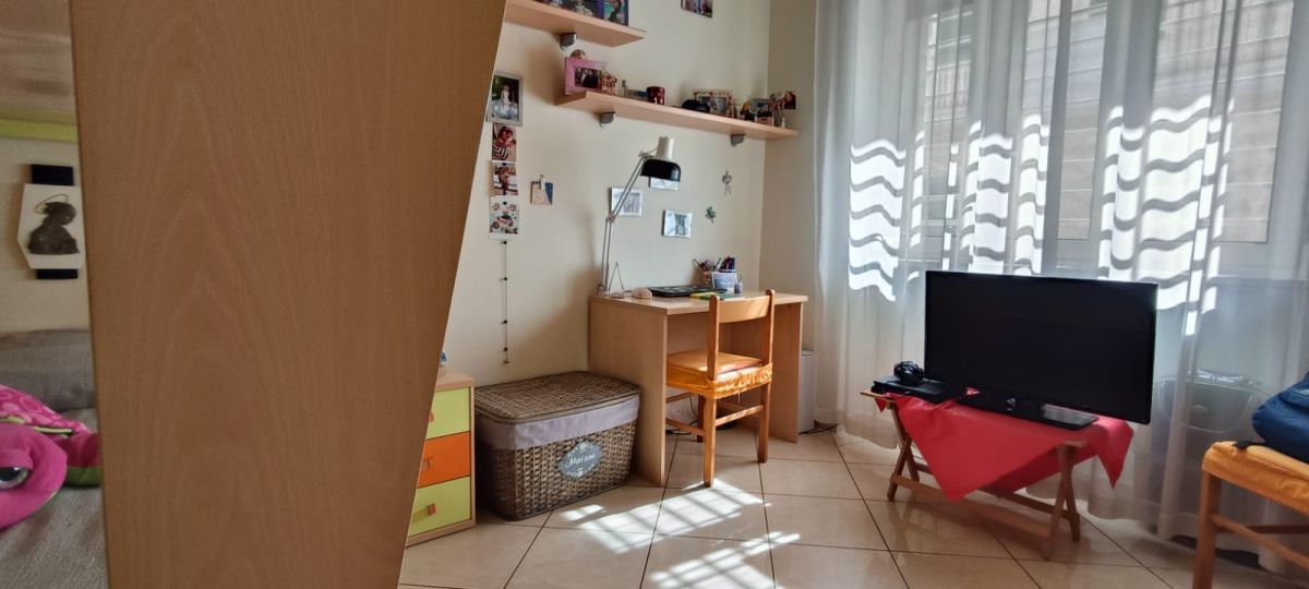 Appartamento di  4 vani /128 mq  a Modugno (zona VIA PARADISO)