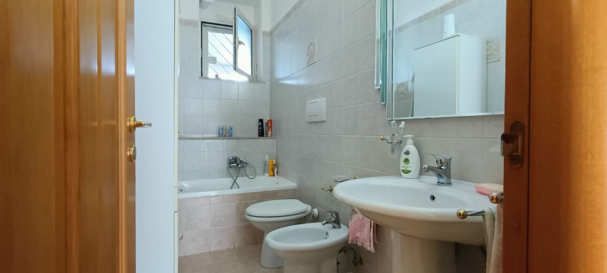 Appartamento di  4 vani /128 mq  a Modugno (zona VIA PARADISO)