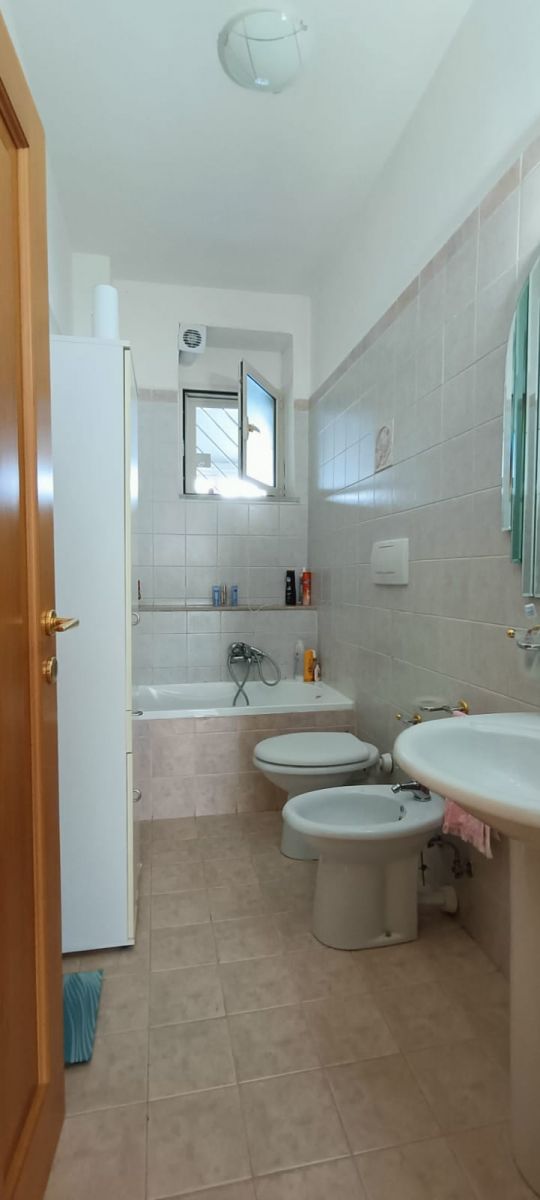 Appartamento di  4 vani /128 mq  a Modugno (zona VIA PARADISO)