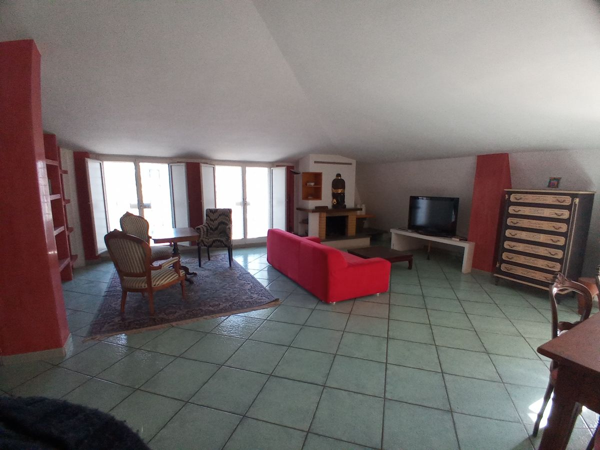 Appartamento di  6 vani /180 mq  a Bari - Poggiofranco (zona santa fara)