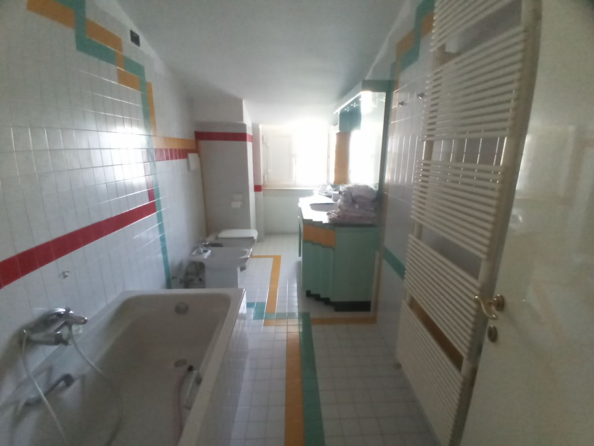 Appartamento di  6 vani /180 mq  a Bari - Poggiofranco (zona santa fara)