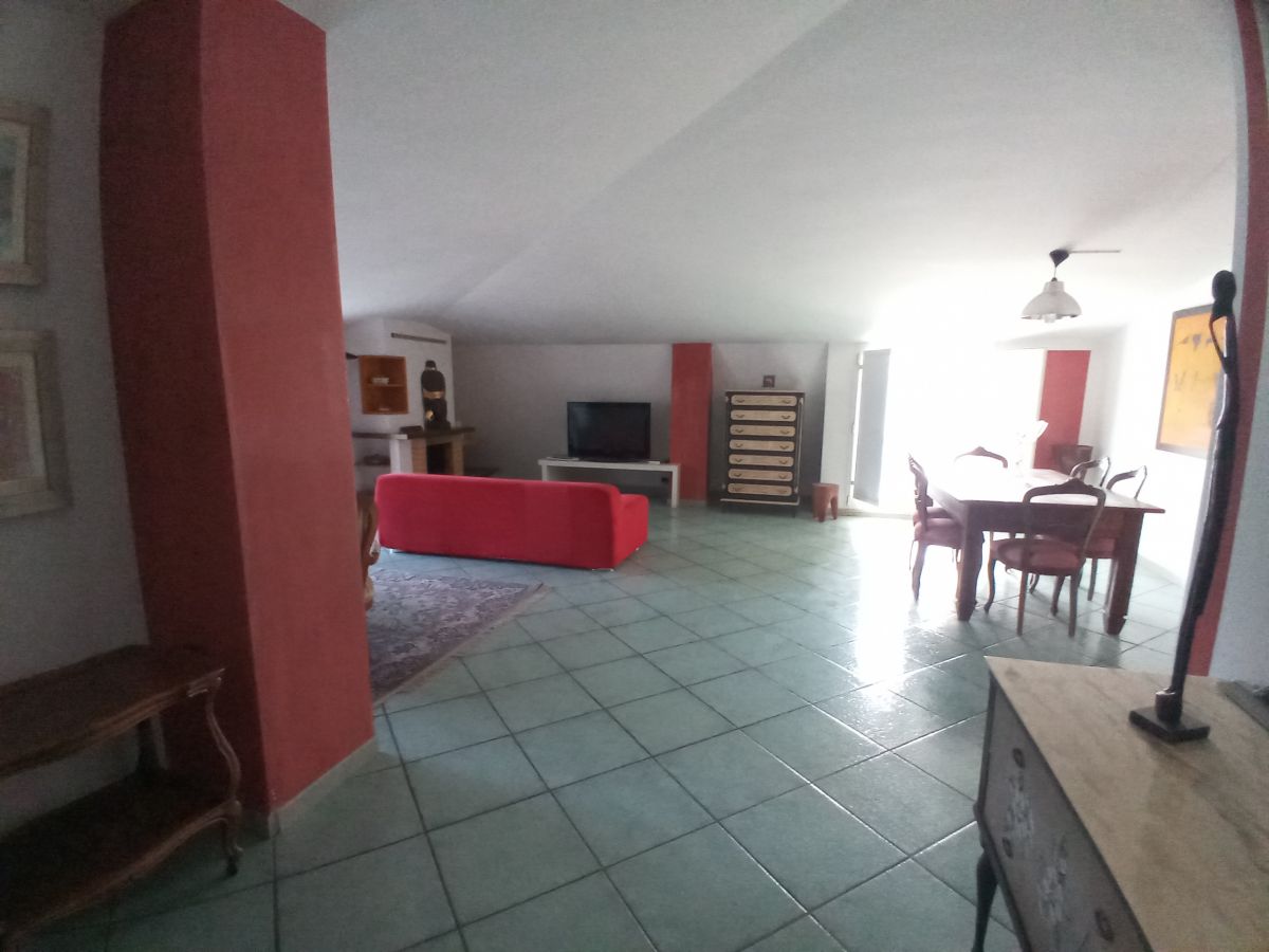 Appartamento di  6 vani /180 mq  a Bari - Poggiofranco (zona santa fara)