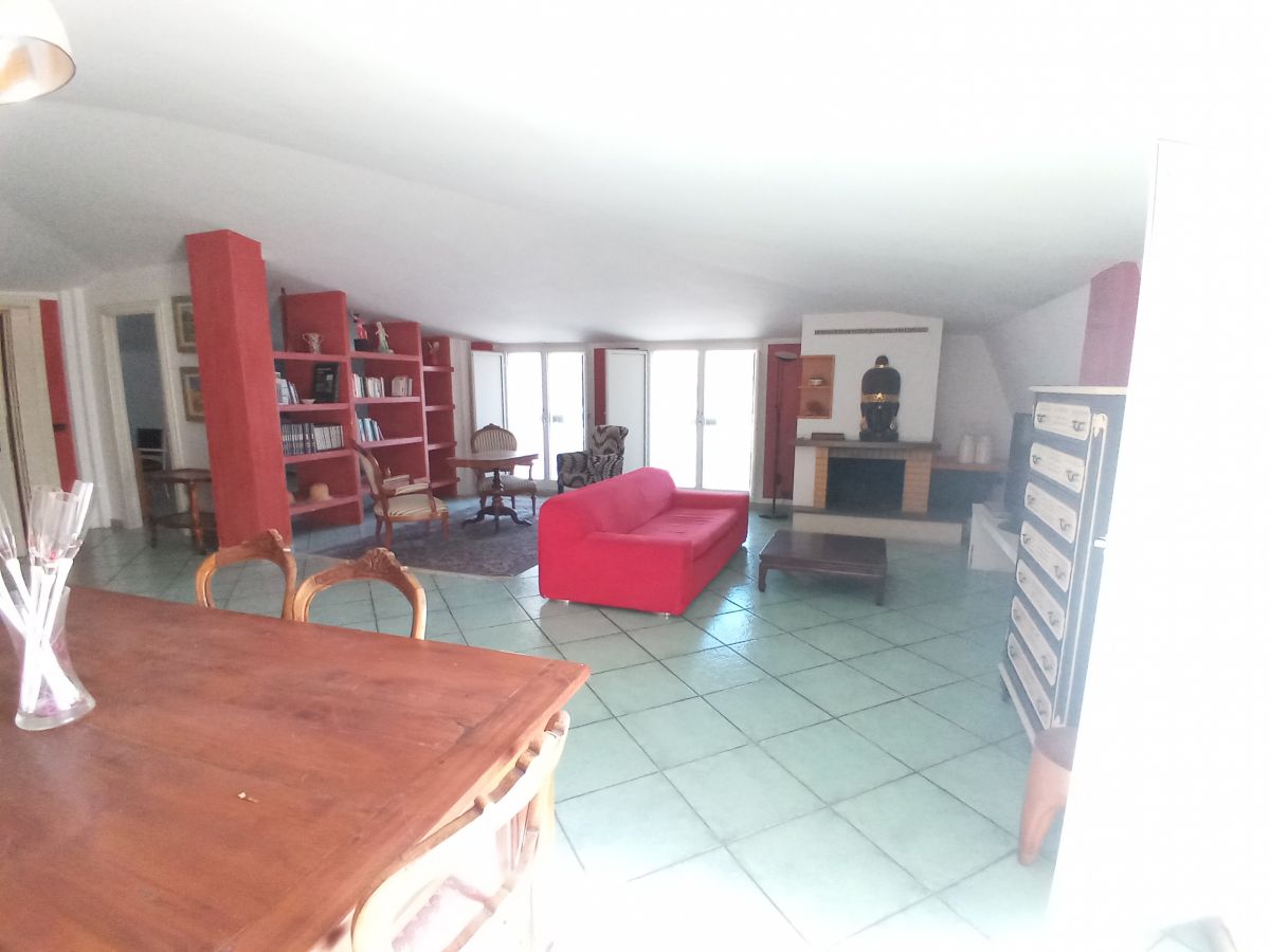 Appartamento di  6 vani /180 mq  a Bari - Poggiofranco (zona santa fara)