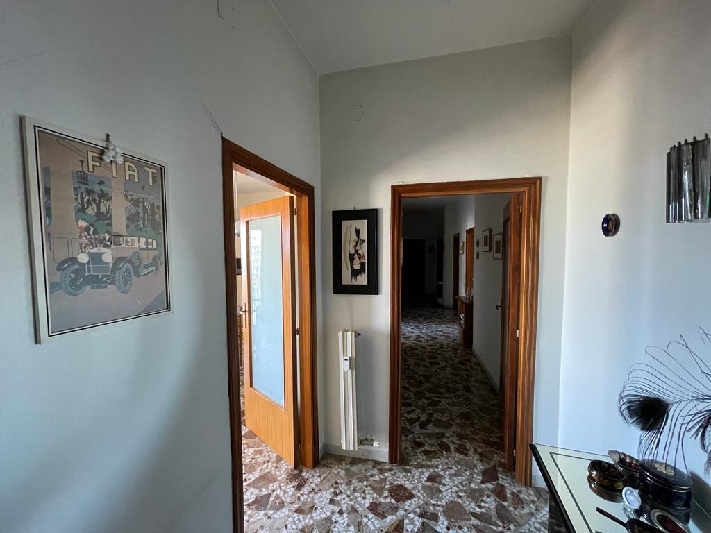 Appartamento di  5 vani /150 mq  a Binetto (zona Poggiofranco)