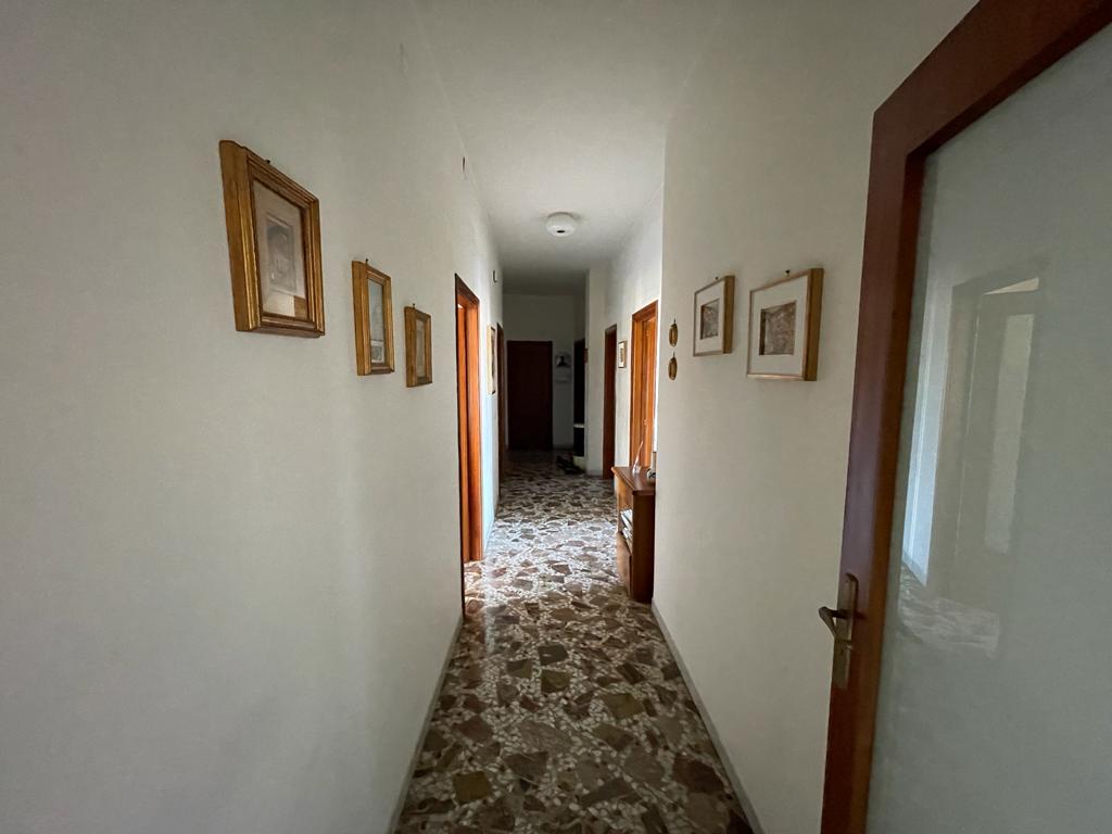 Appartamento di  5 vani /150 mq  a Binetto (zona Poggiofranco)