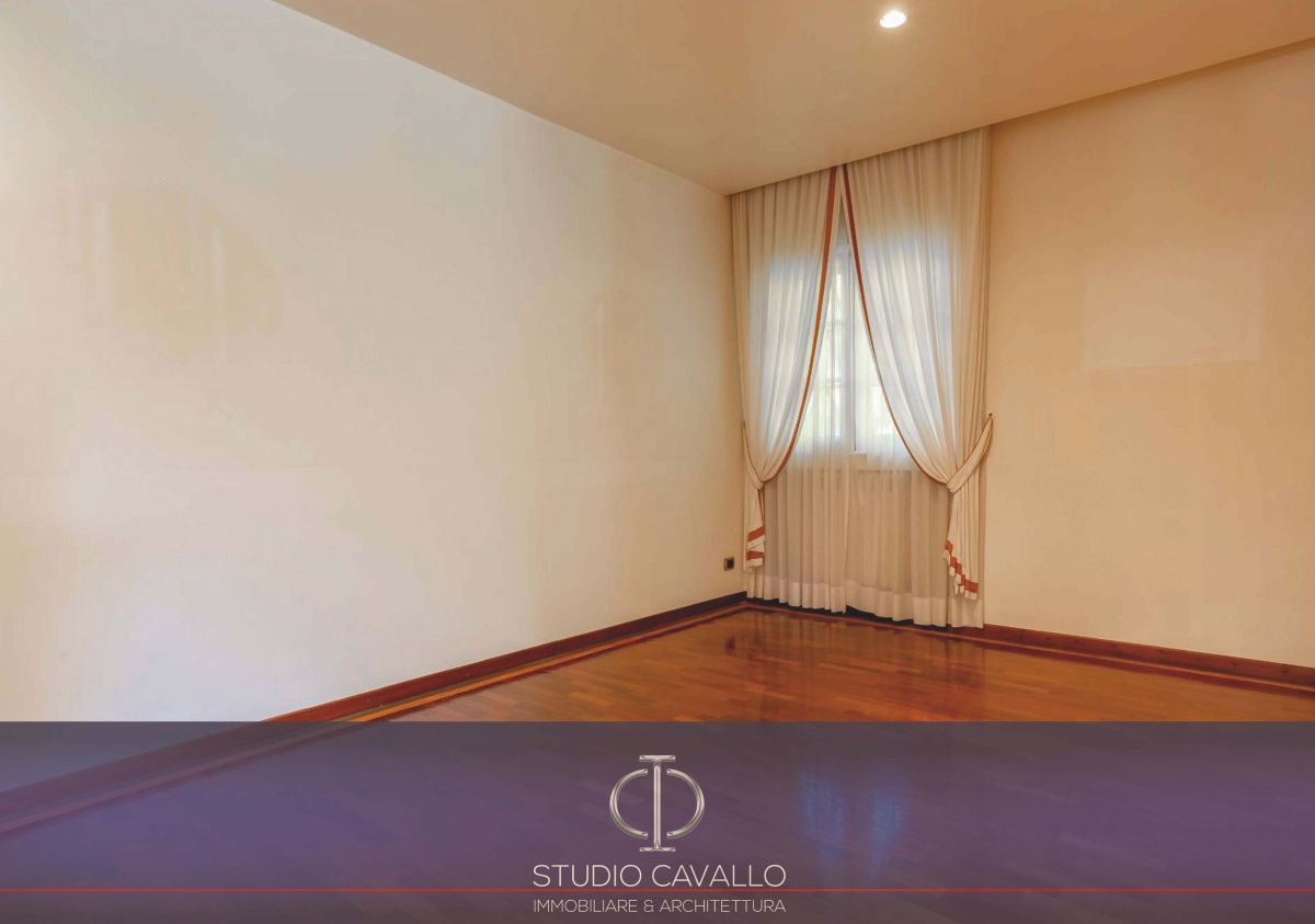 Villa (zona residenziale) di  6 vani /347 mq  a Valenzano