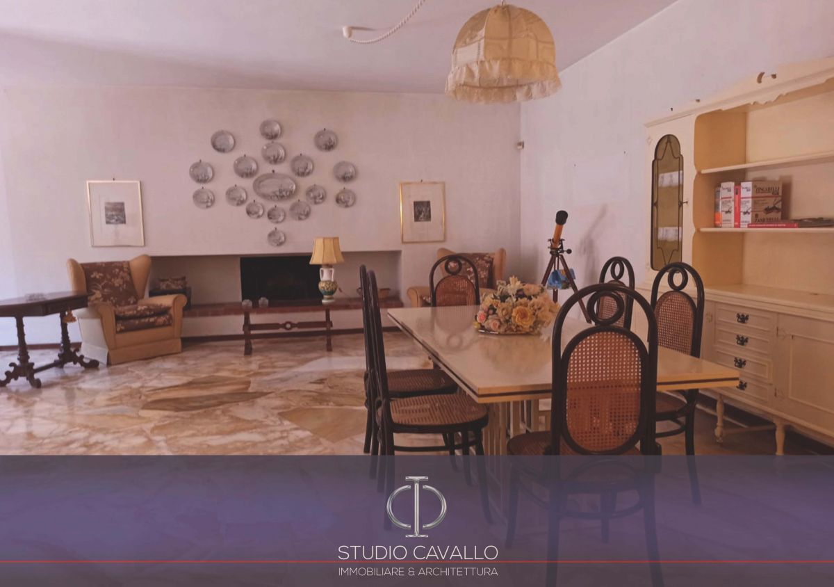 Villa (zona residenziale) di  6 vani /347 mq  a Valenzano