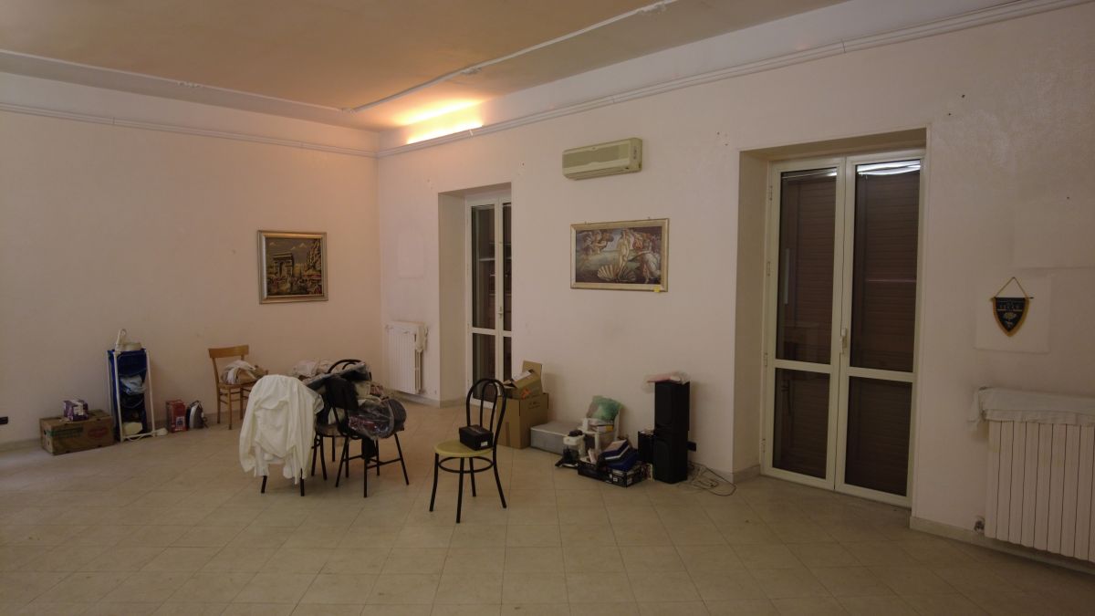 Palazzo / Stabile di  5 vani /250 mq  a Bari - Madonnella (zona VICINANZE LUNGOMARE)