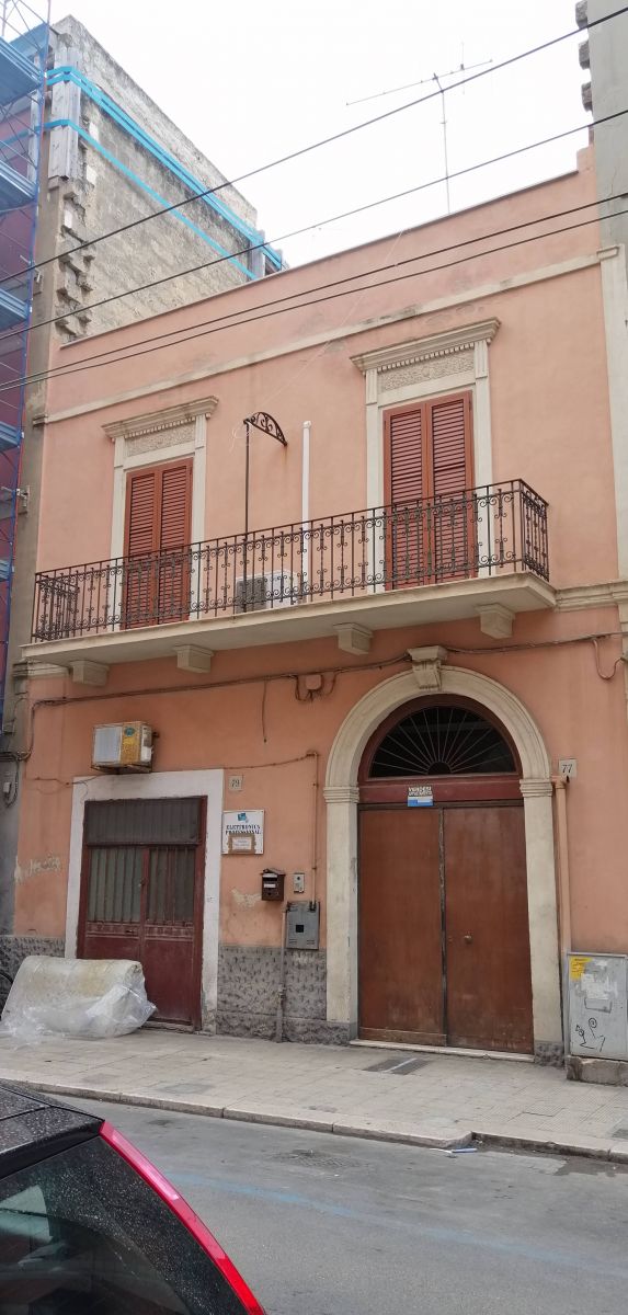 Palazzo / Stabile di  5 vani /250 mq  a Bari - Madonnella (zona VICINANZE LUNGOMARE)