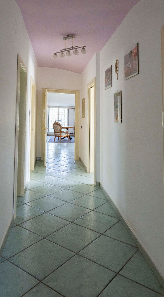 Appartamento di  6 vani /180 mq  a Bari - Poggiofranco (zona santa fara)