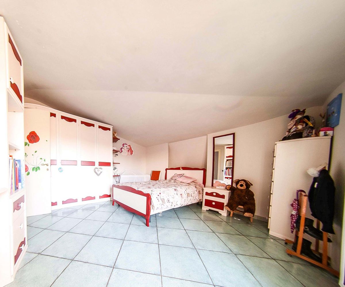 Appartamento di  6 vani /180 mq  a Bari - Poggiofranco (zona santa fara)