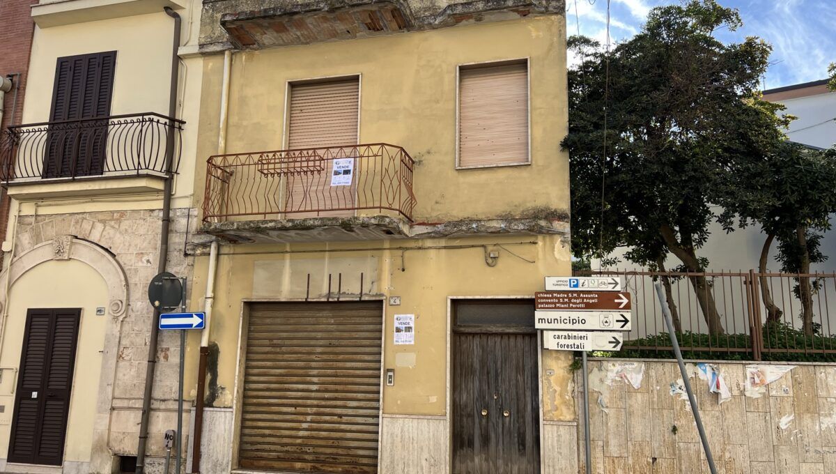 Casa indipendente di  3 vani /135 mq  a Cassano delle Murge (zona Centrale)