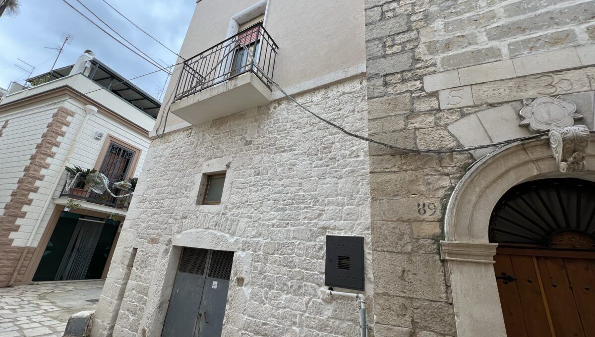 Casa indipendente di  4 vani /200 mq  a Cassano delle Murge (zona Centrale)