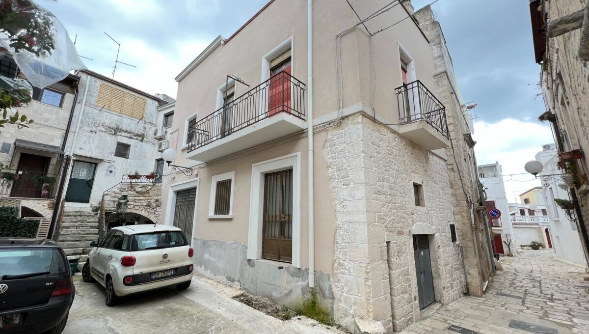 Casa indipendente di  4 vani /200 mq  a Cassano delle Murge (zona Centrale)