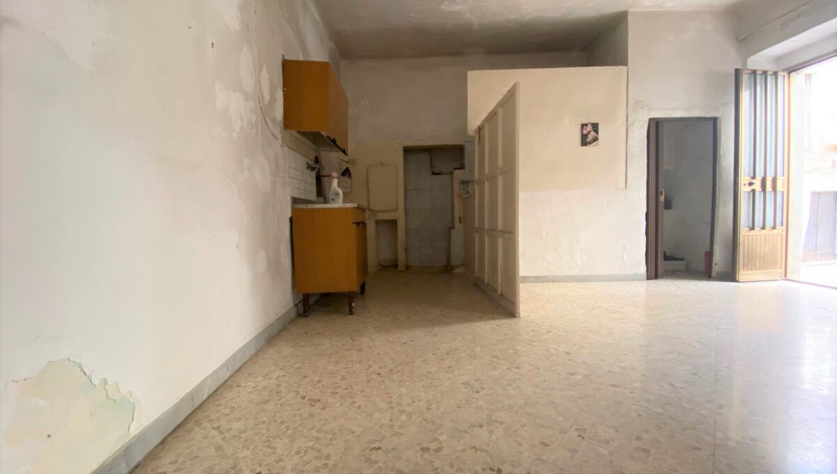 Casa indipendente di  4 vani /200 mq  a Cassano delle Murge (zona Centrale)