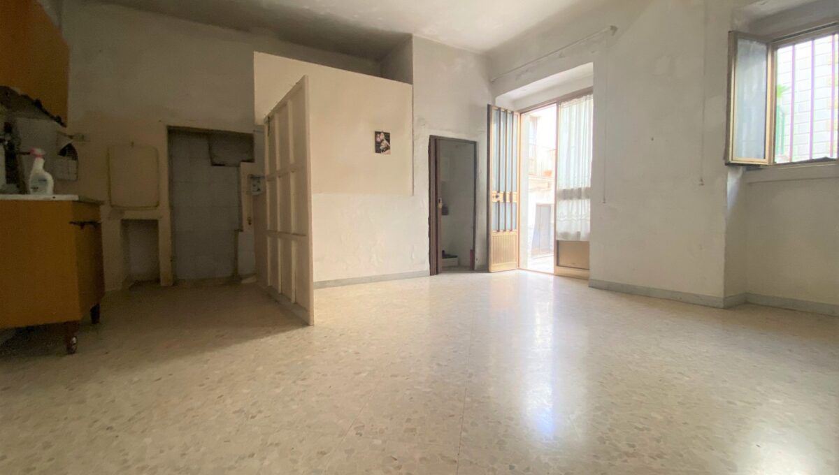 Casa indipendente di  4 vani /200 mq  a Cassano delle Murge (zona Centrale)