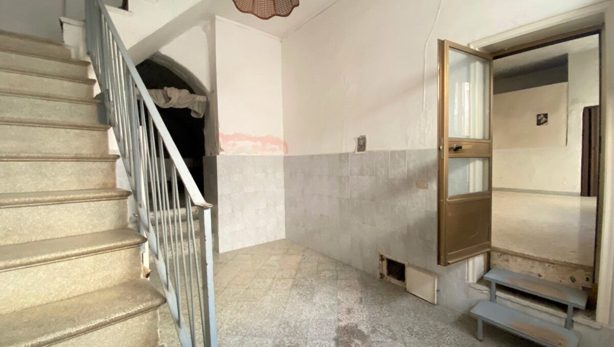 Casa indipendente di  4 vani /200 mq  a Cassano delle Murge (zona Centrale)