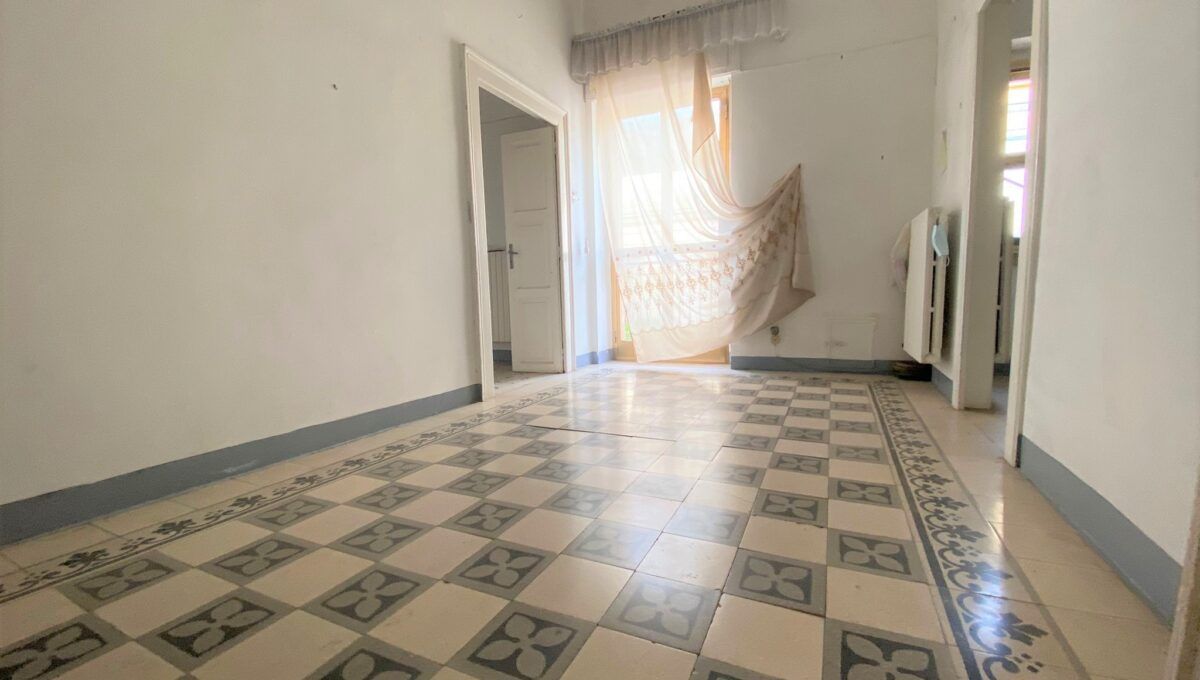 Casa indipendente di  4 vani /200 mq  a Cassano delle Murge (zona Centrale)