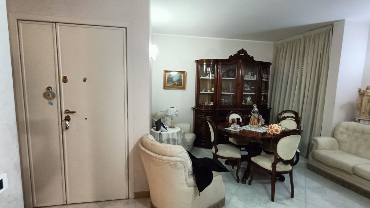 Appartamento di  3 vani /96 mq  a Capurso (zona via roma)