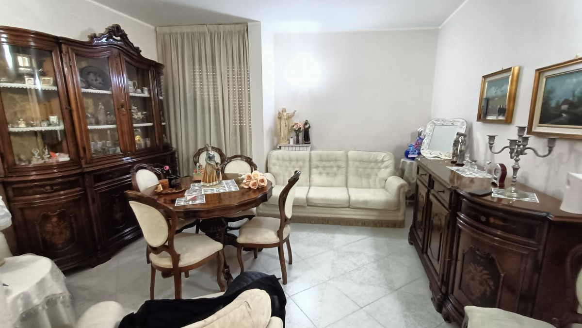 Appartamento di  3 vani /96 mq  a Capurso (zona via roma)