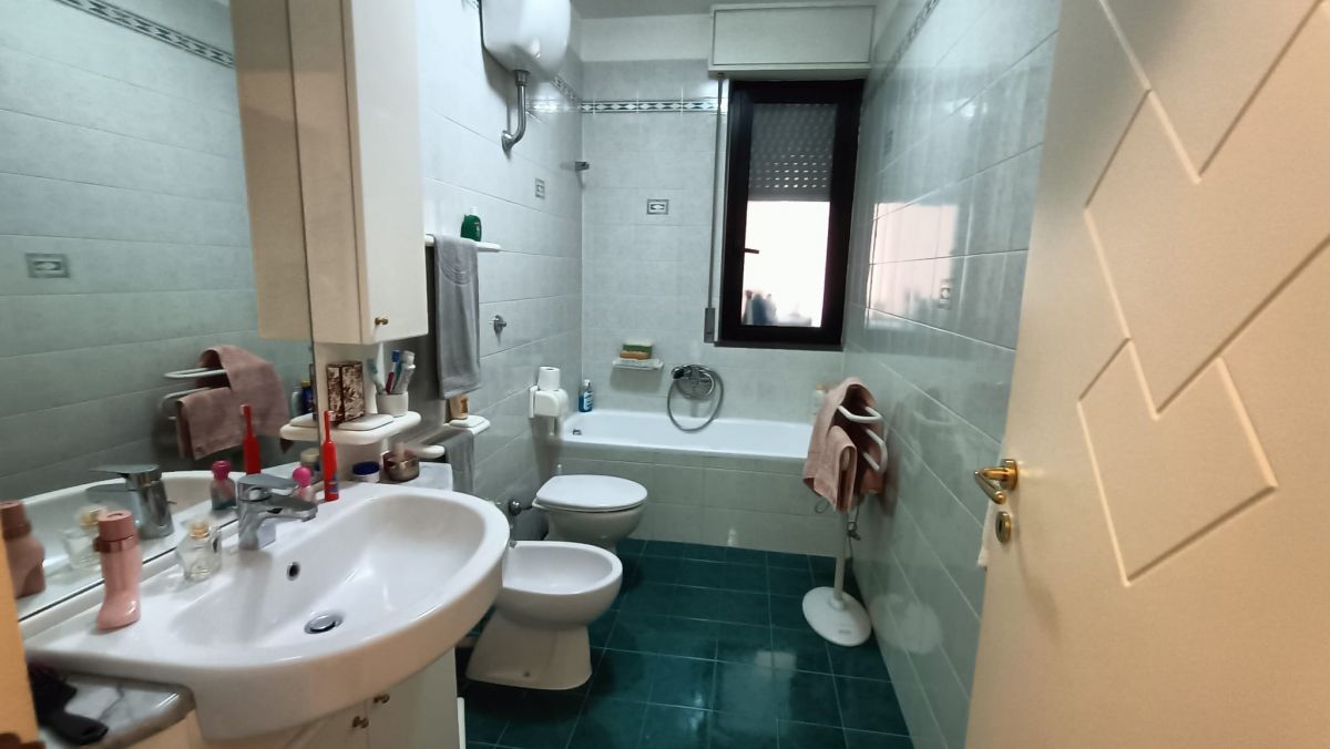 Appartamento di  3 vani /96 mq  a Capurso (zona via roma)