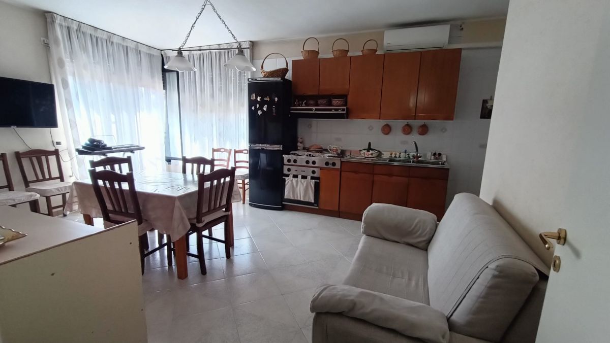 Appartamento di  3 vani /96 mq  a Capurso (zona via roma)