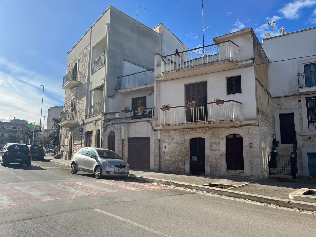 Casa indipendente di  3 vani /200 mq  a Bitetto (zona Via Bari)