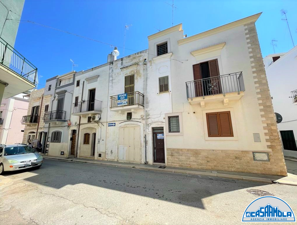 Casa indipendente di  3 vani /55 mq  a Mola di Bari (zona Centro)