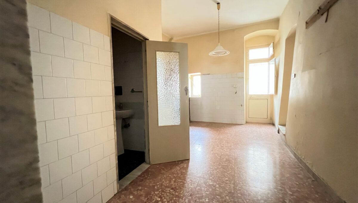 Palazzo / Stabile di  6 vani /350 mq  a Cassano delle Murge (zona centrale)