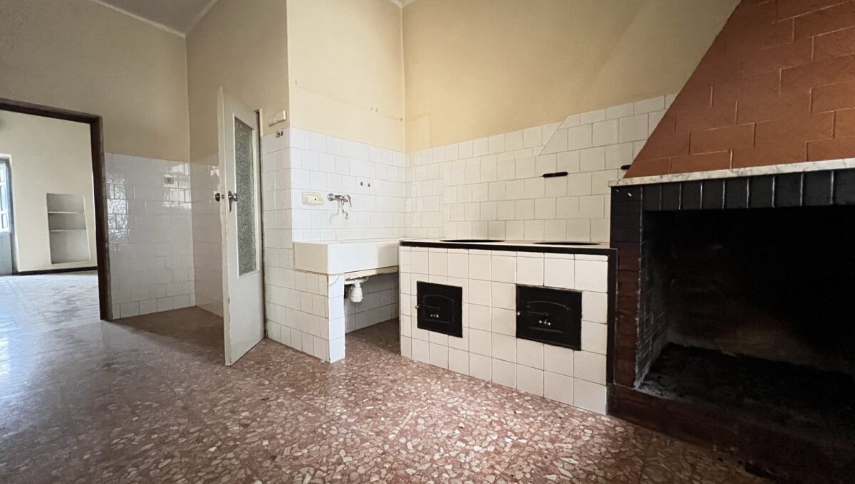 Palazzo / Stabile di  6 vani /350 mq  a Cassano delle Murge (zona centrale)