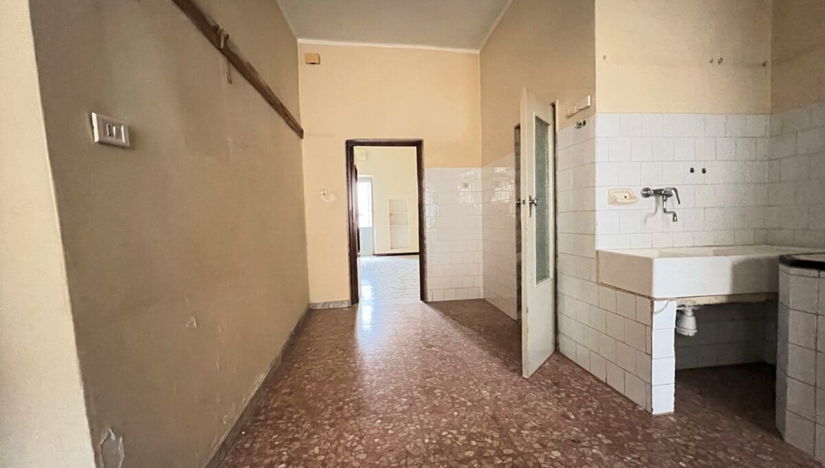 Palazzo / Stabile di  6 vani /350 mq  a Cassano delle Murge (zona centrale)