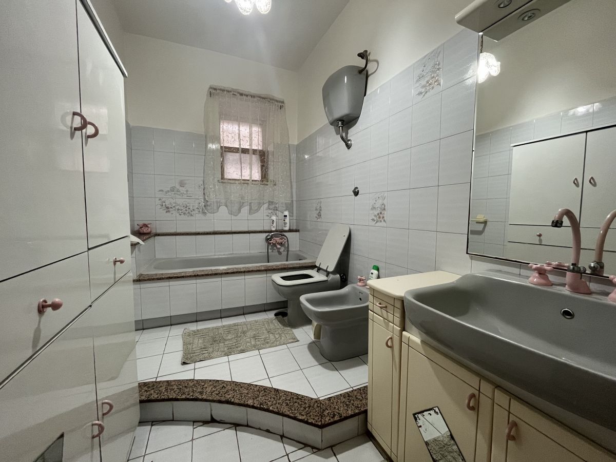 Casa indipendente di  3 vani /200 mq  a Bitetto (zona Via Bari)