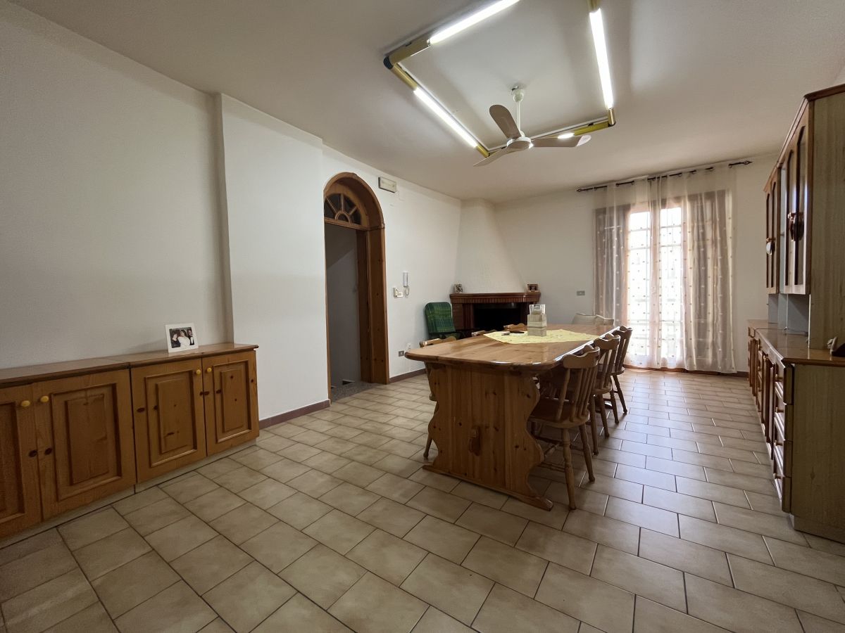 Casa indipendente di  3 vani /200 mq  a Bitetto (zona Via Bari)