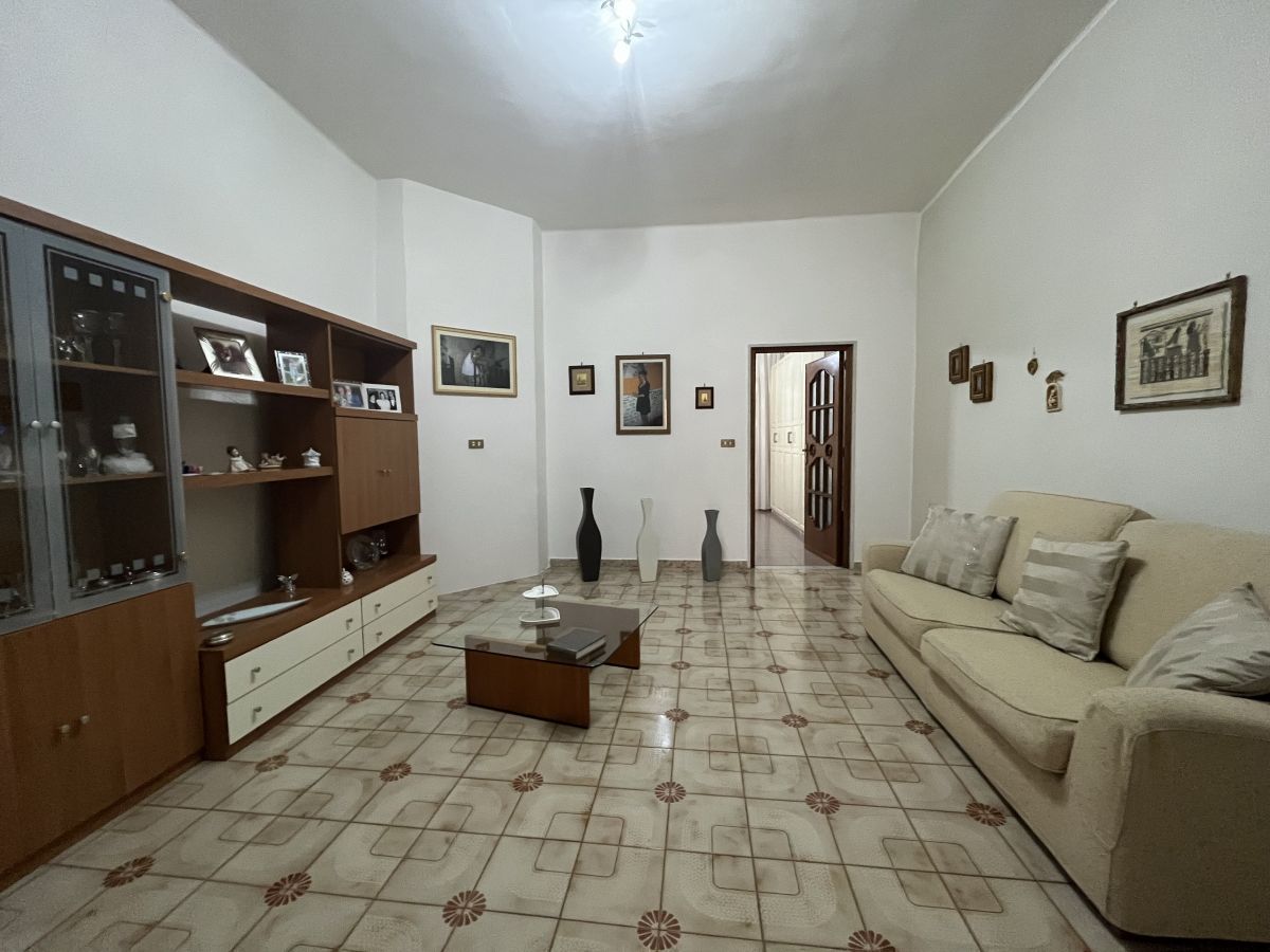 Casa indipendente di  3 vani /200 mq  a Bitetto (zona Via Bari)