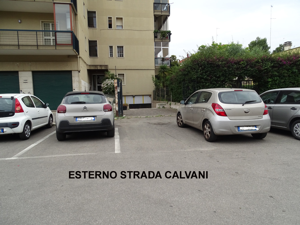 Bari Carrassi Strada Calvani ampio locale seminterrato (opificio D7) con rampe in vendita