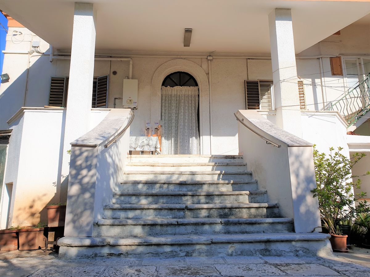 Villa antica 116 mq. con 2 case indipendenti di 59 mq. ciascuna a Bari - (zona Mungivacca)