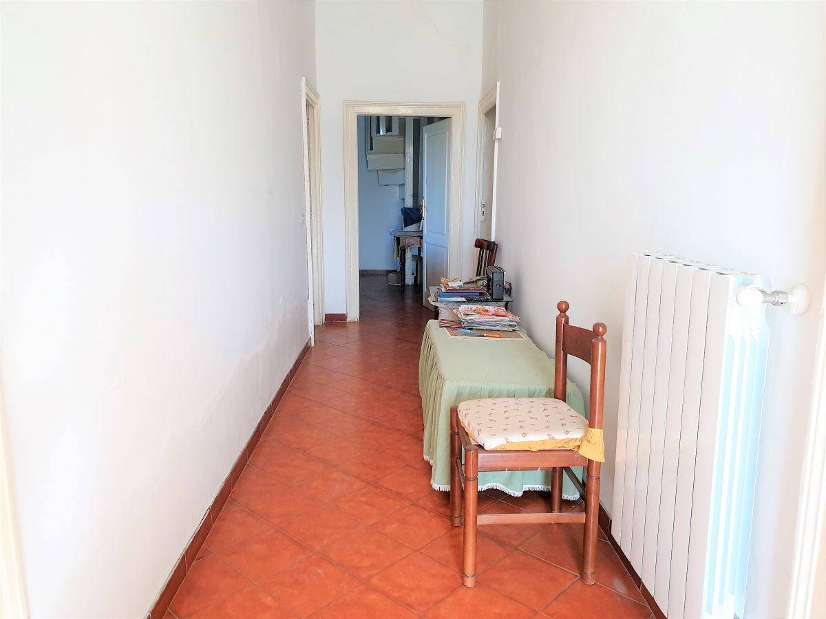 Villa antica 116 mq. con 2 case indipendenti di 59 mq. ciascuna a Bari - (zona Mungivacca)