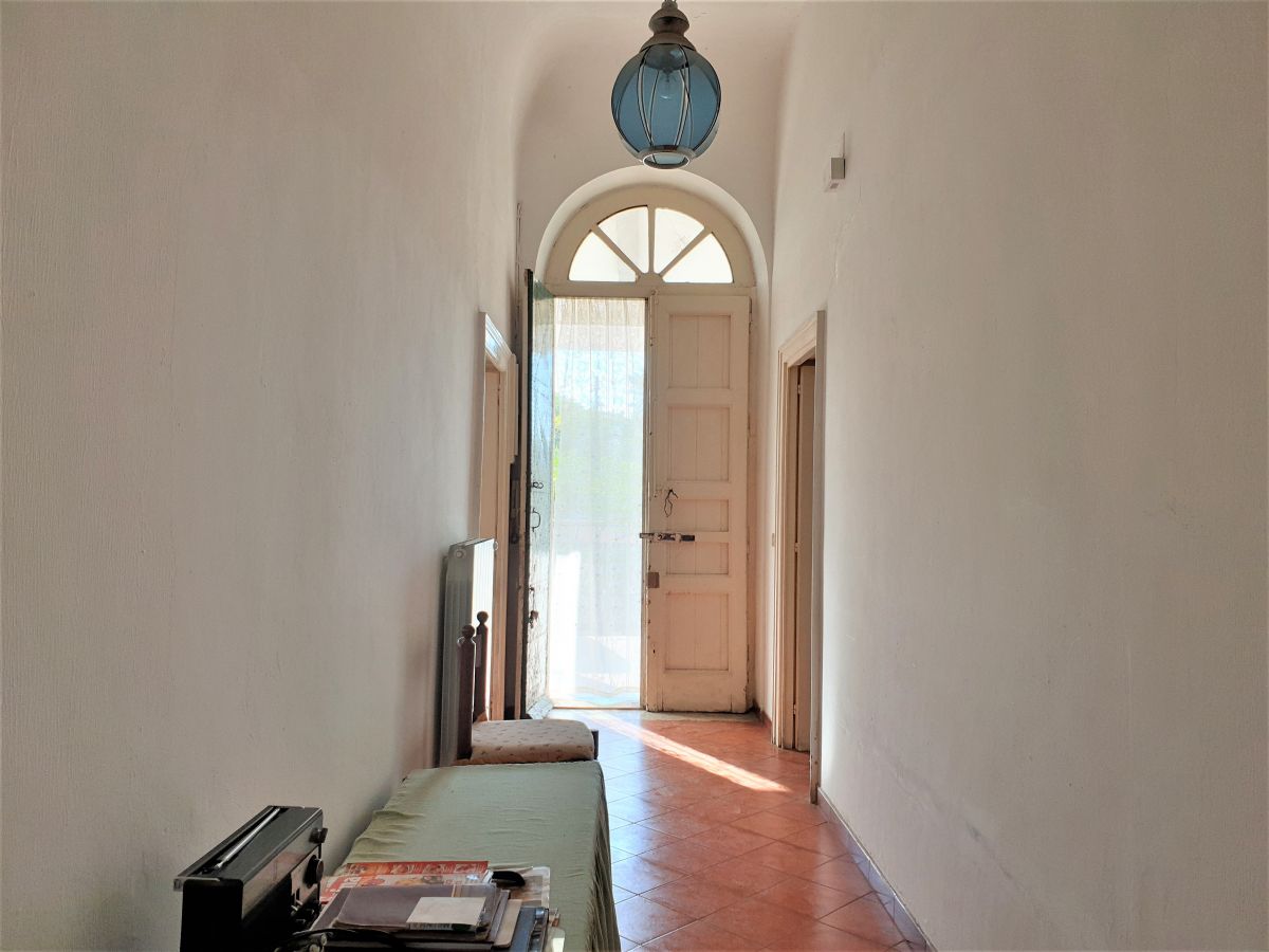 Villa antica 116 mq. con 2 case indipendenti di 59 mq. ciascuna a Bari - (zona Mungivacca)