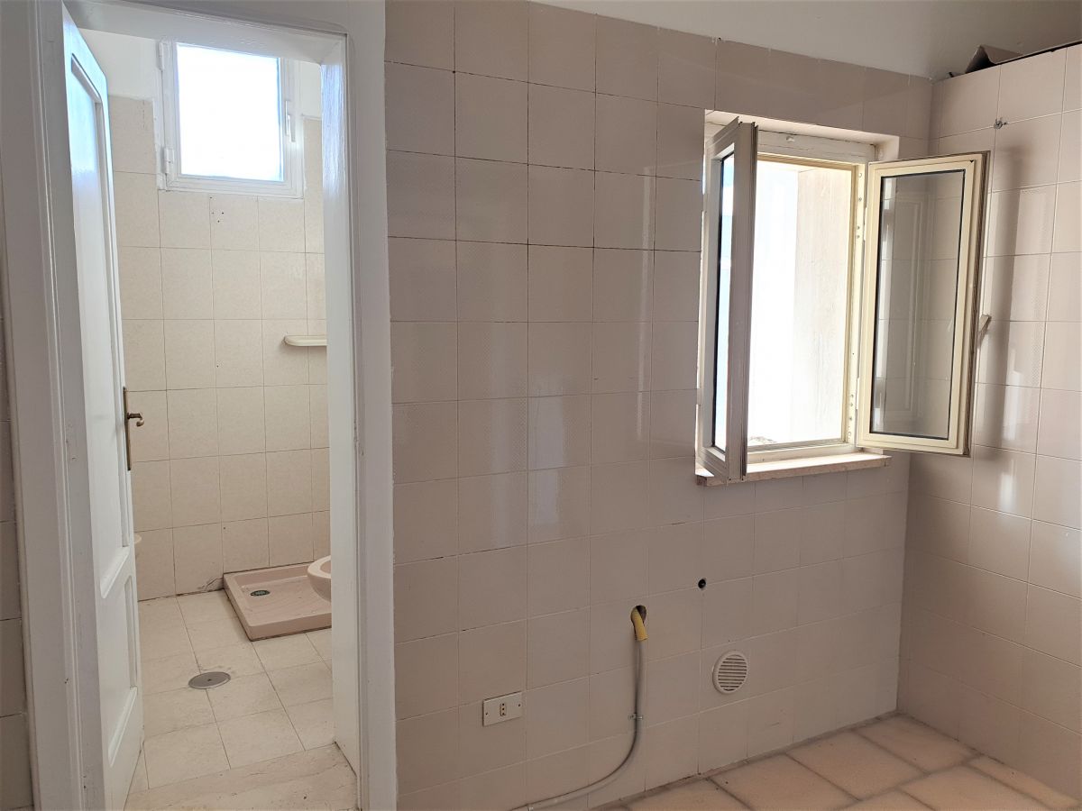 Villa antica 116 mq. con 2 case indipendenti di 59 mq. ciascuna a Bari - (zona Mungivacca)