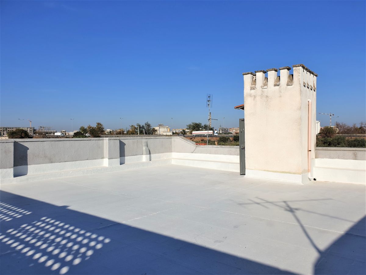 Villa antica 116 mq. con 2 case indipendenti di 59 mq. ciascuna a Bari - (zona Mungivacca)