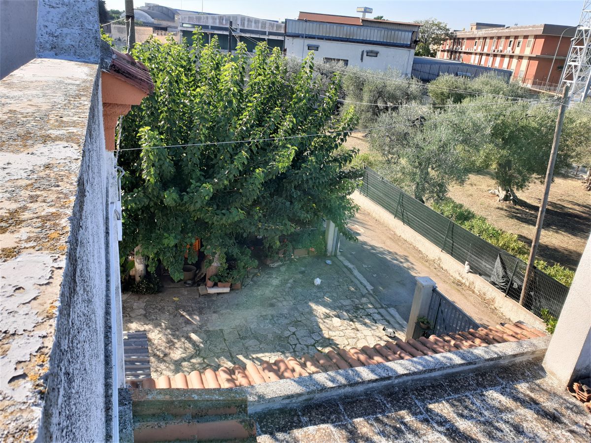 Villa antica 116 mq. con 2 case indipendenti di 59 mq. ciascuna a Bari - (zona Mungivacca)