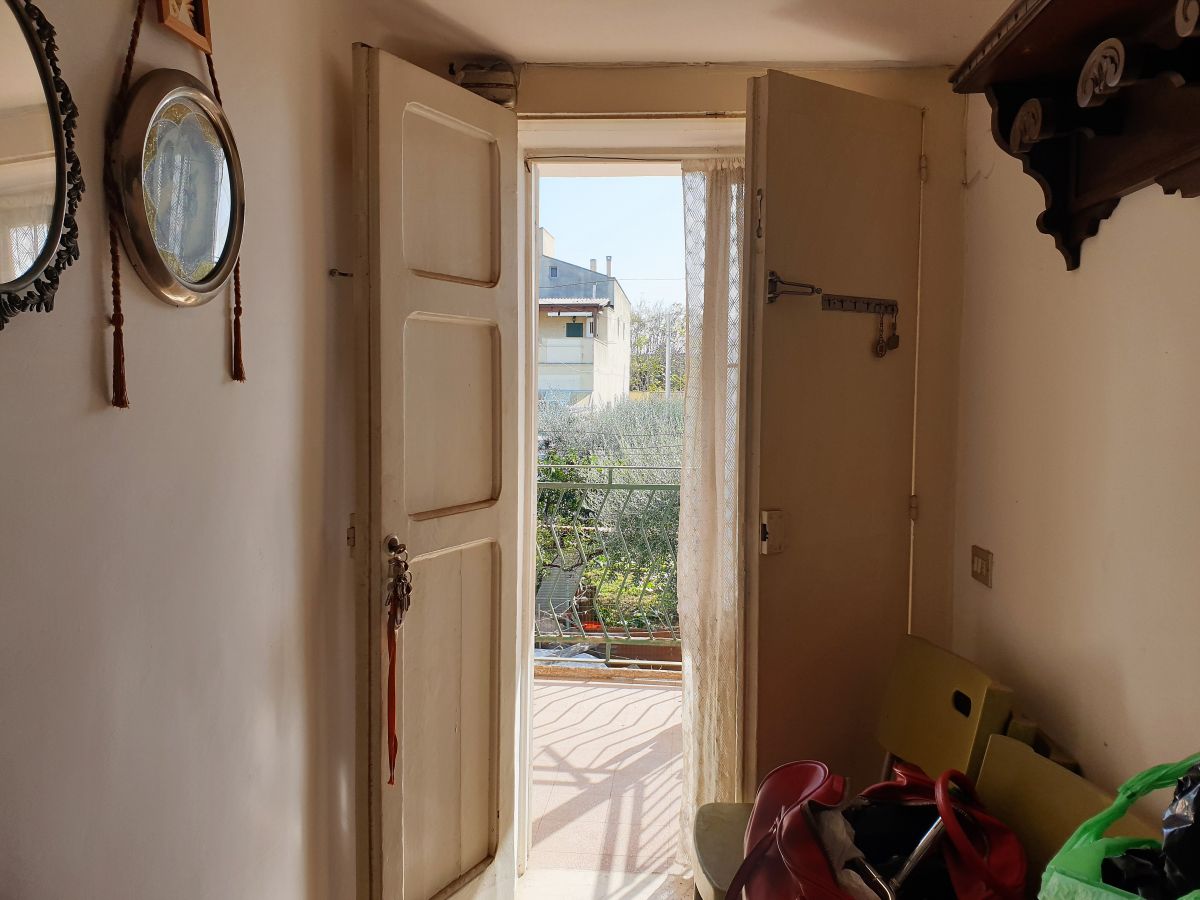 Villa antica 116 mq. con 2 case indipendenti di 59 mq. ciascuna a Bari - (zona Mungivacca)