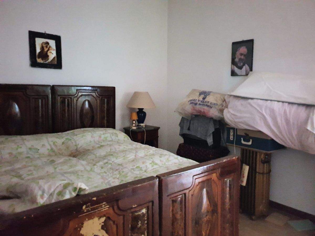 Villa antica 116 mq. con 2 case indipendenti di 59 mq. ciascuna a Bari - (zona Mungivacca)