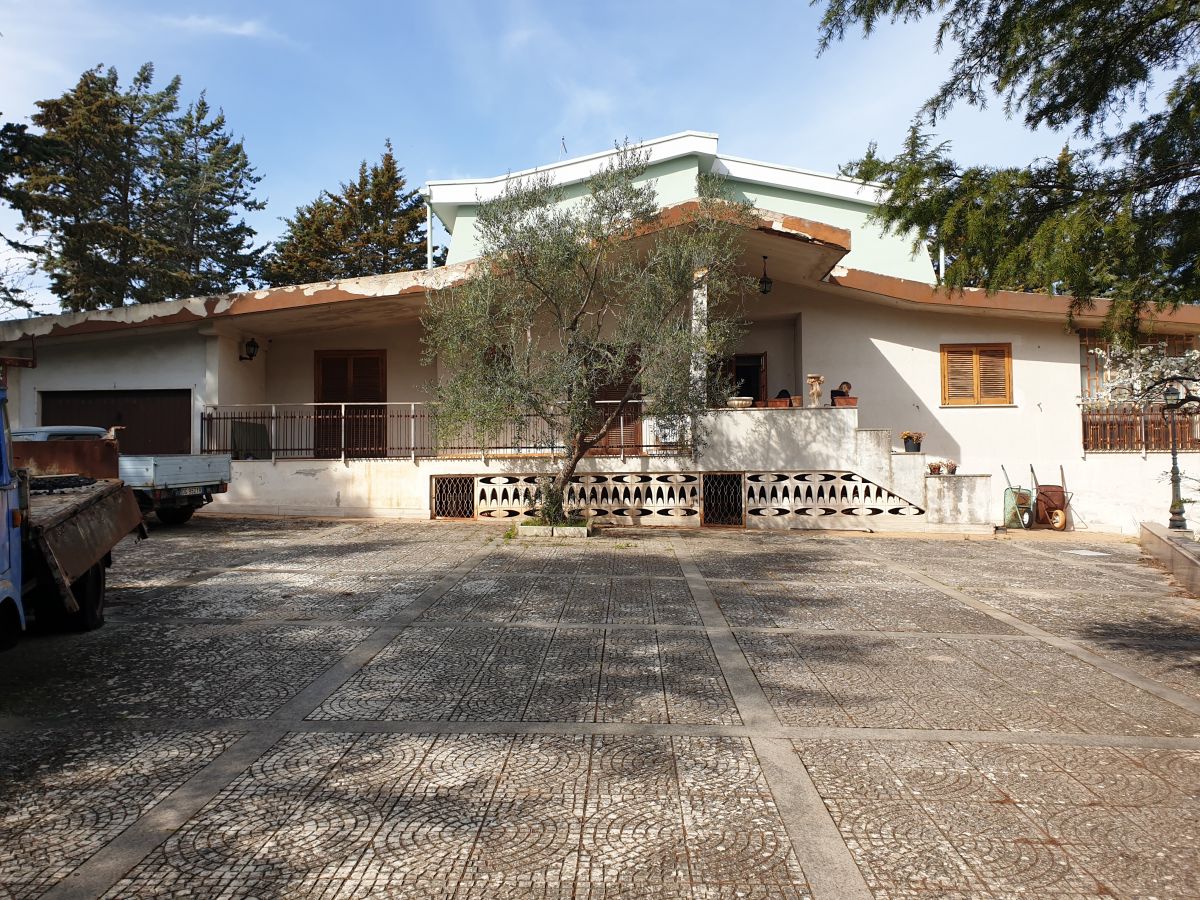 Villa indipendente di  9 vani /371 mq  a Cassano delle Murge (zona Circito)