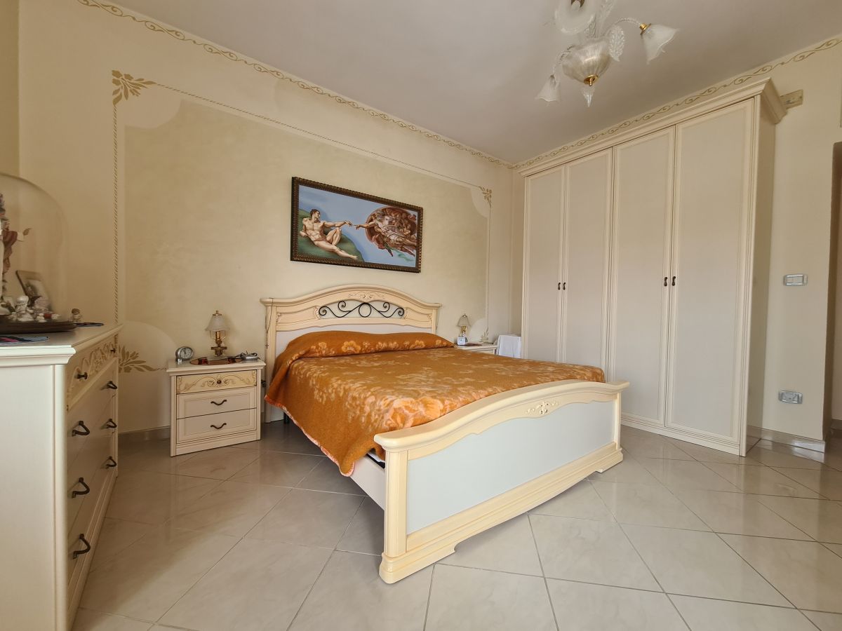 Appartamento di  5 vani /115 mq  a Bisceglie (zona Corso Umberto)