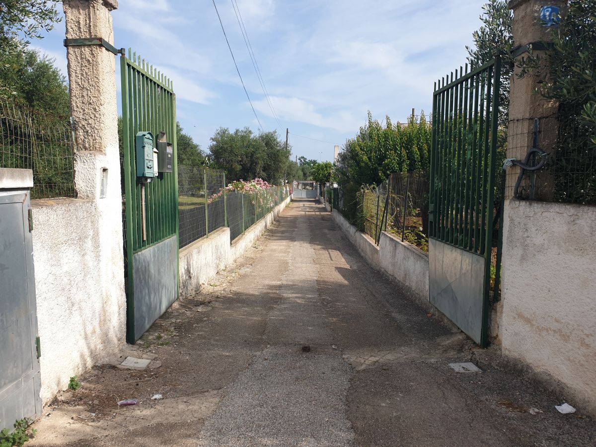 Villa antica 116 mq. con 2 case indipendenti di 59 mq. ciascuna a Bari - (zona Mungivacca)