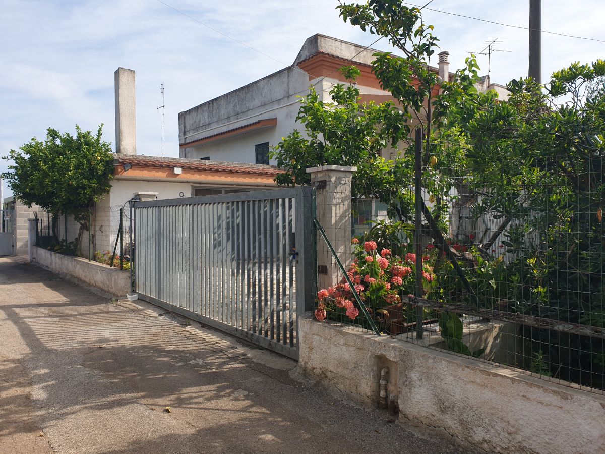 Villa antica 116 mq. con 2 case indipendenti di 59 mq. ciascuna a Bari - (zona Mungivacca)