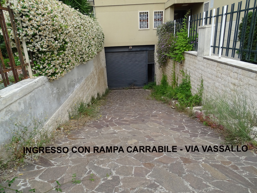 Bari Carrassi Strada Calvani ampio locale seminterrato (opificio D7) con rampe in affitto